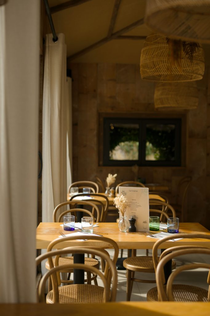 Salle intérieure, décoration naturelle La Source Valbonne