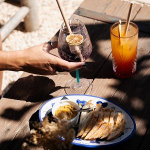 Apéritif en terrasse, cartes de cocktails La Source Valbonne